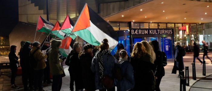 Markering med Palestina-flagg foran Bærum kulturhus.